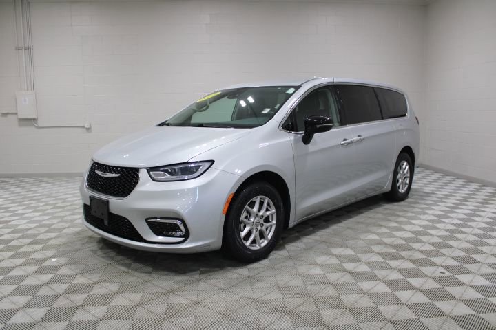 Used 2024 Chrysler Pacifica Touring-L image 7