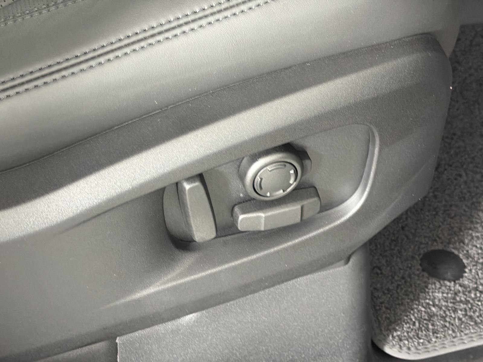 New 2026 Land Rover Defender 110 X-Dynamic SE image 32