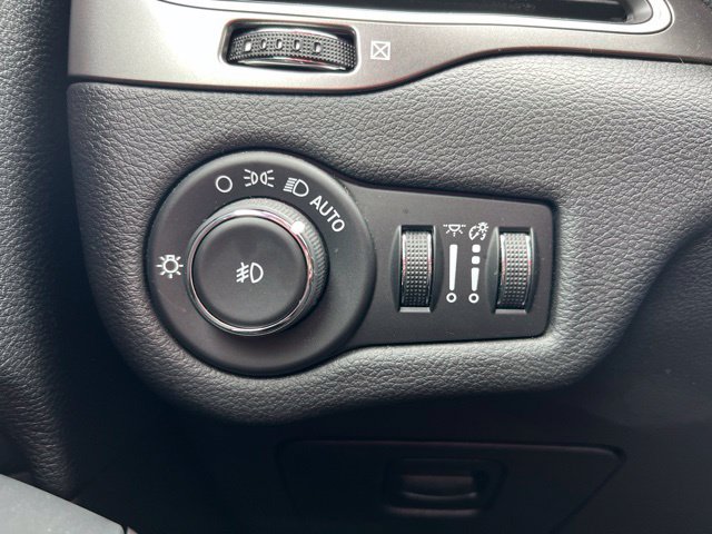 Used 2019 Jeep Cherokee Latitude Plus FWD image 20