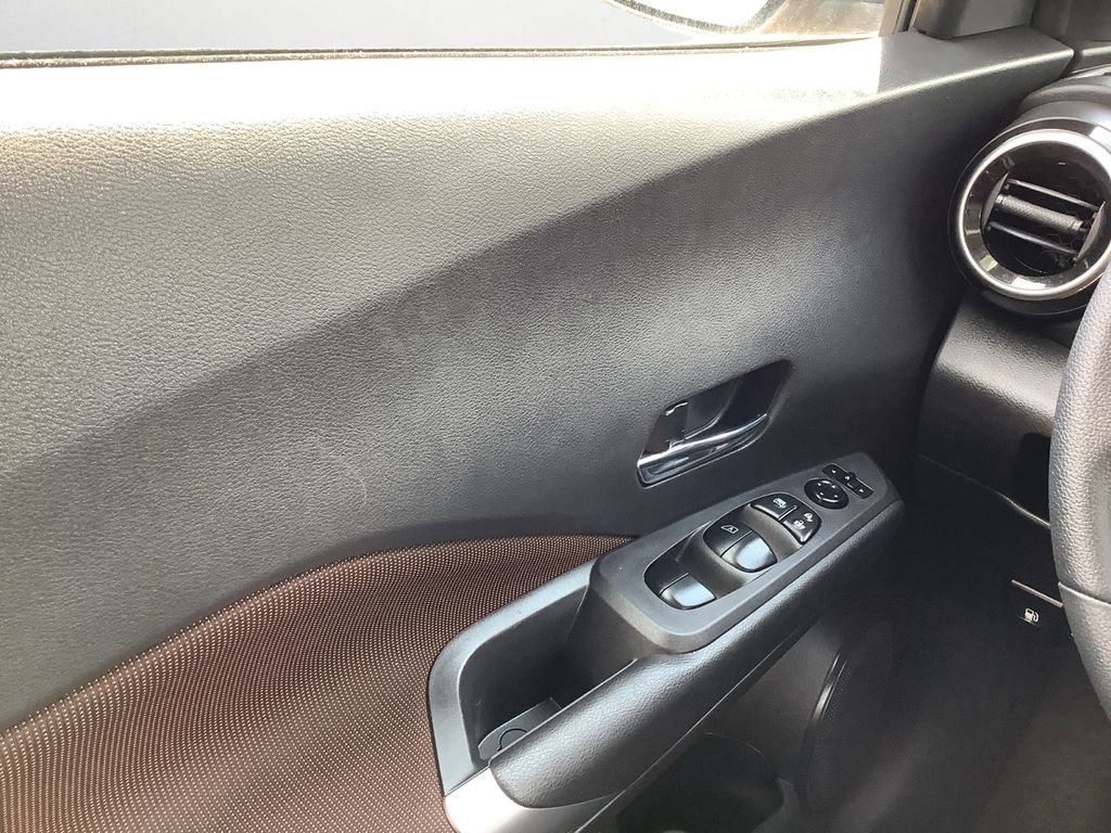 Used 2024 Nissan Kicks SR image 23