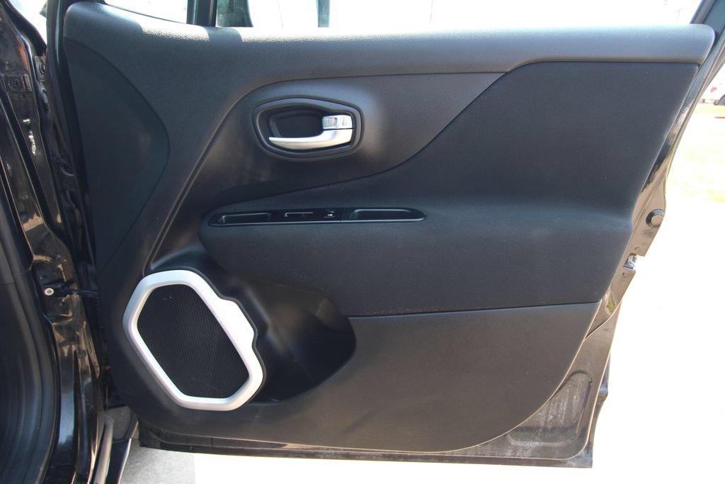 Used 2021 Jeep Renegade Latitude w/ Luxury Group I AWD/4WD image 40