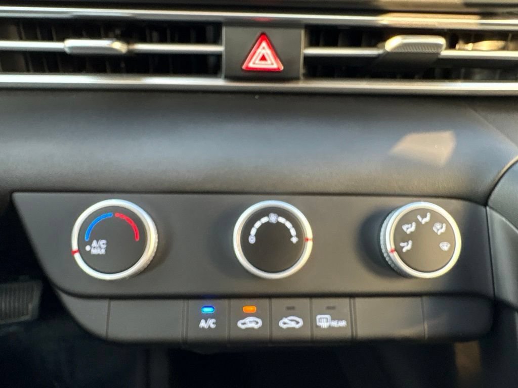 Used 2026 Hyundai Elantra SE FWD image 18