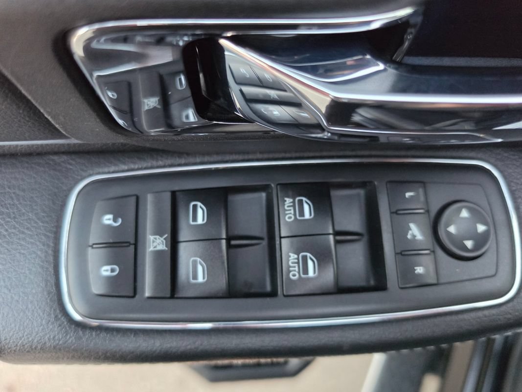 Used 2018 RAM 1500 Laramie w/ Convenience Group AWD/4WD image 16
