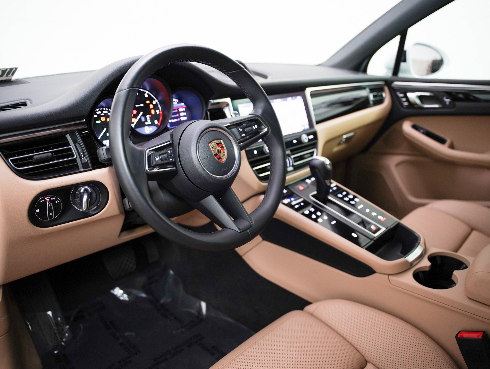 Certified 2024 Porsche Macan image 4