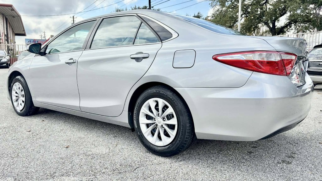 Used 2016 Toyota Camry LE image 7