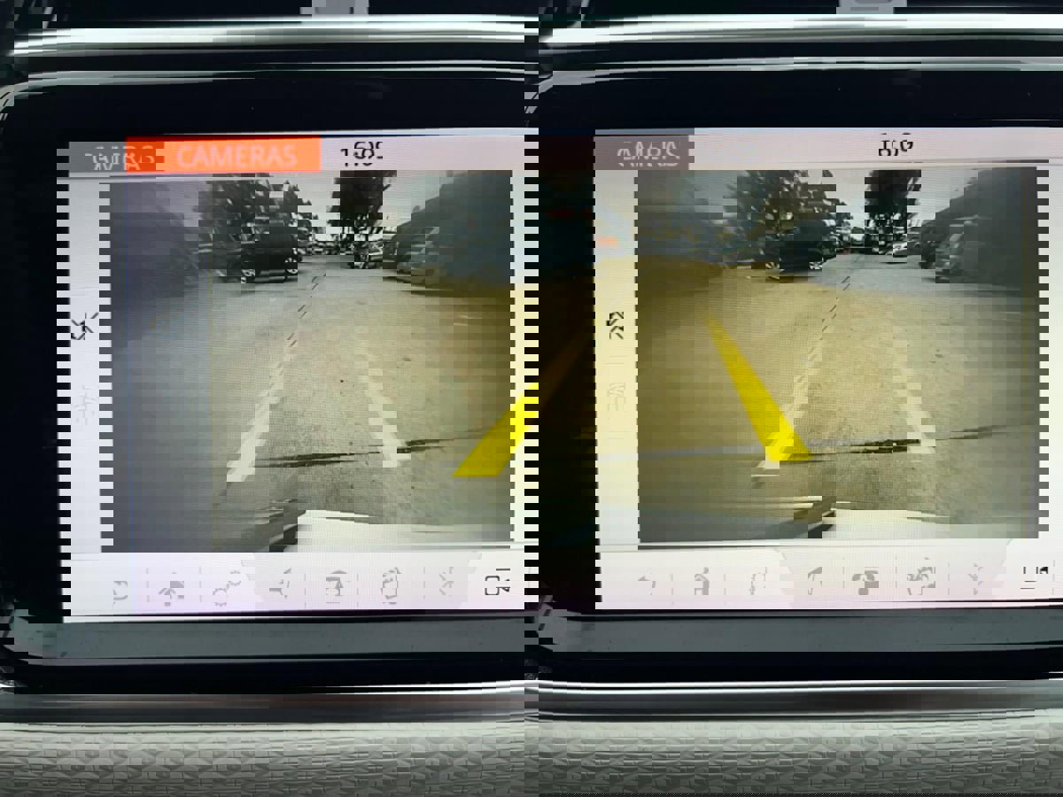 Used 2019 Land Rover Range Rover Velar R-Dynamic SE image 23