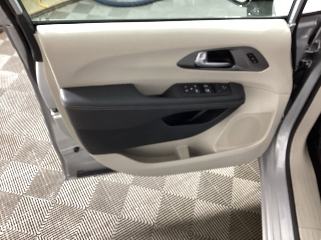 Used 2024 Chrysler Pacifica Touring-L image 18