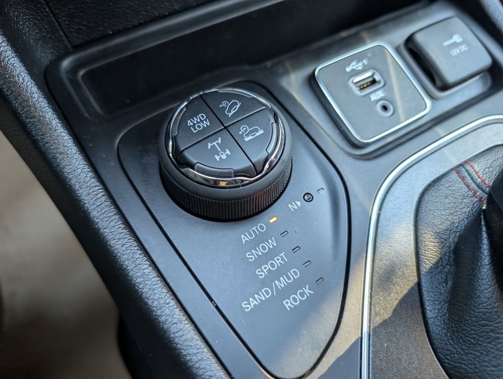 Used 2021 Jeep Cherokee Trailhawk image 28