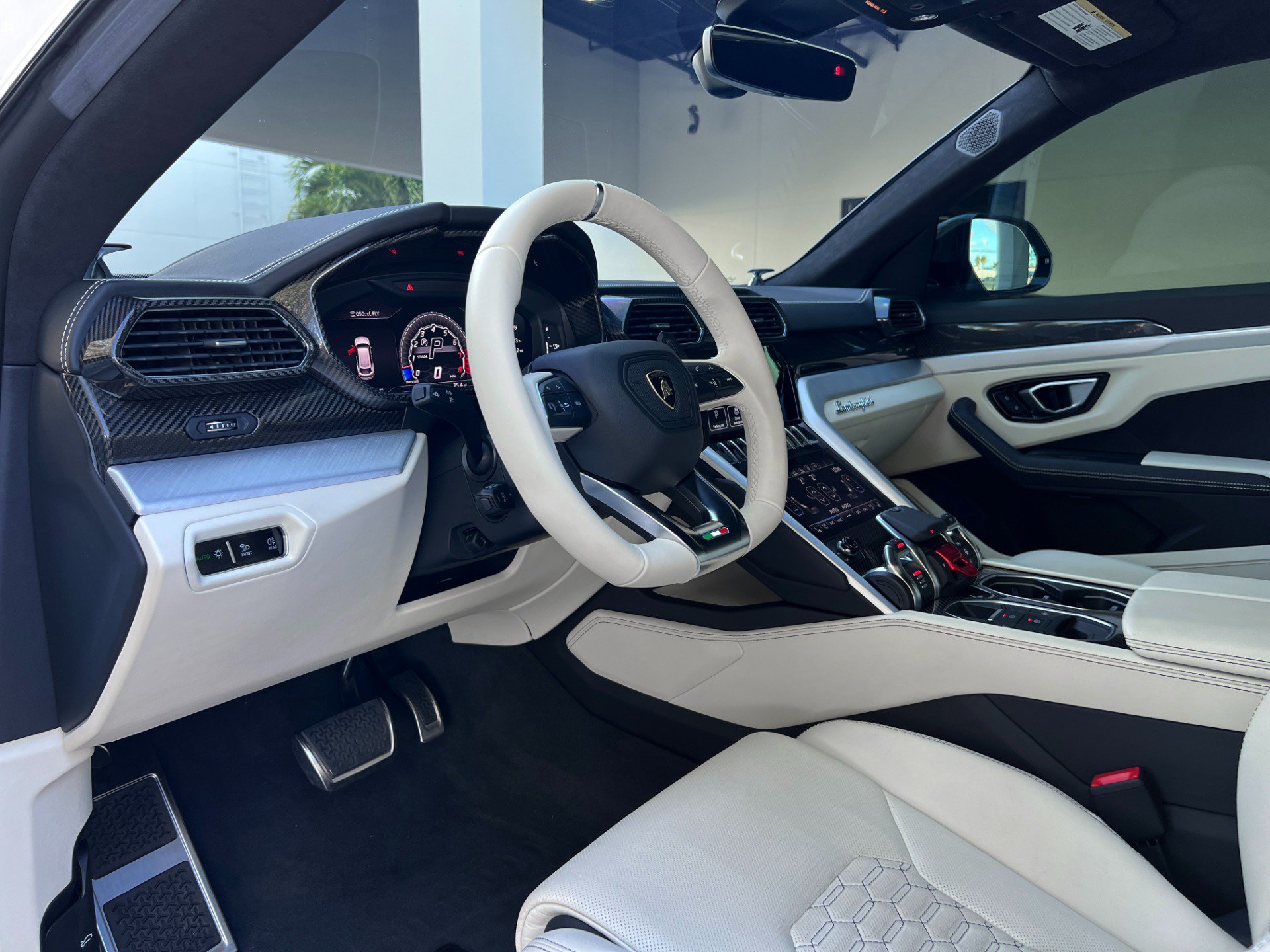 Used 2021 Lamborghini Urus AWD/4WD image 16
