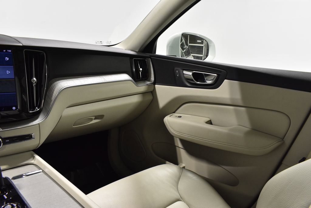 Used 2023 Volvo XC60 B5 Plus image 16