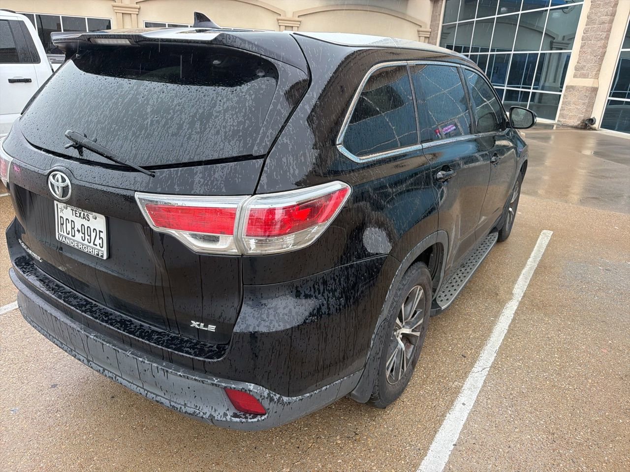 Used 2016 Toyota Highlander XLE image 3