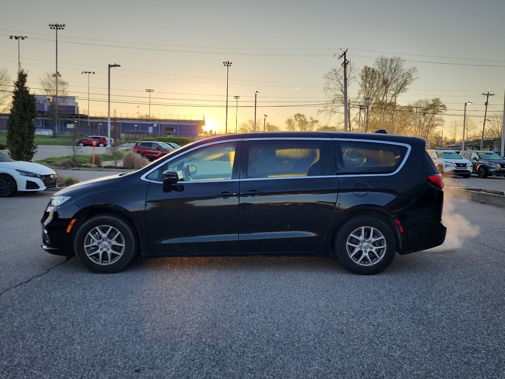 Used 2024 Chrysler Pacifica Touring-L FWD image 4