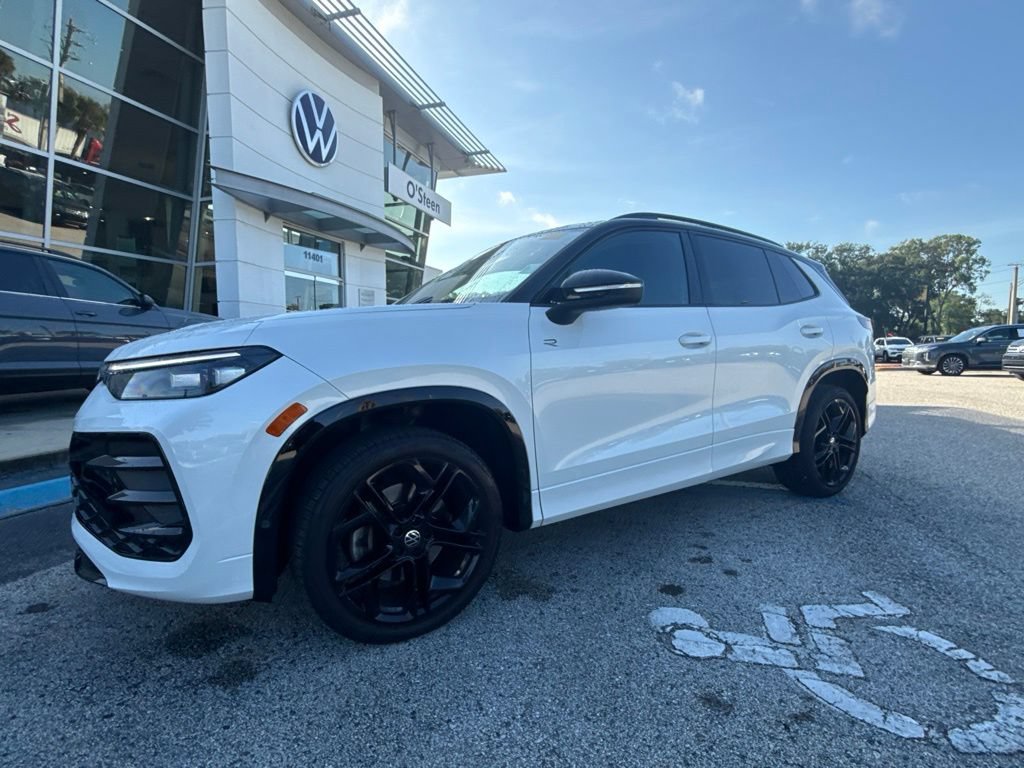 Certified 2025 Volkswagen Tiguan SE R-Line AWD/4WD image 30