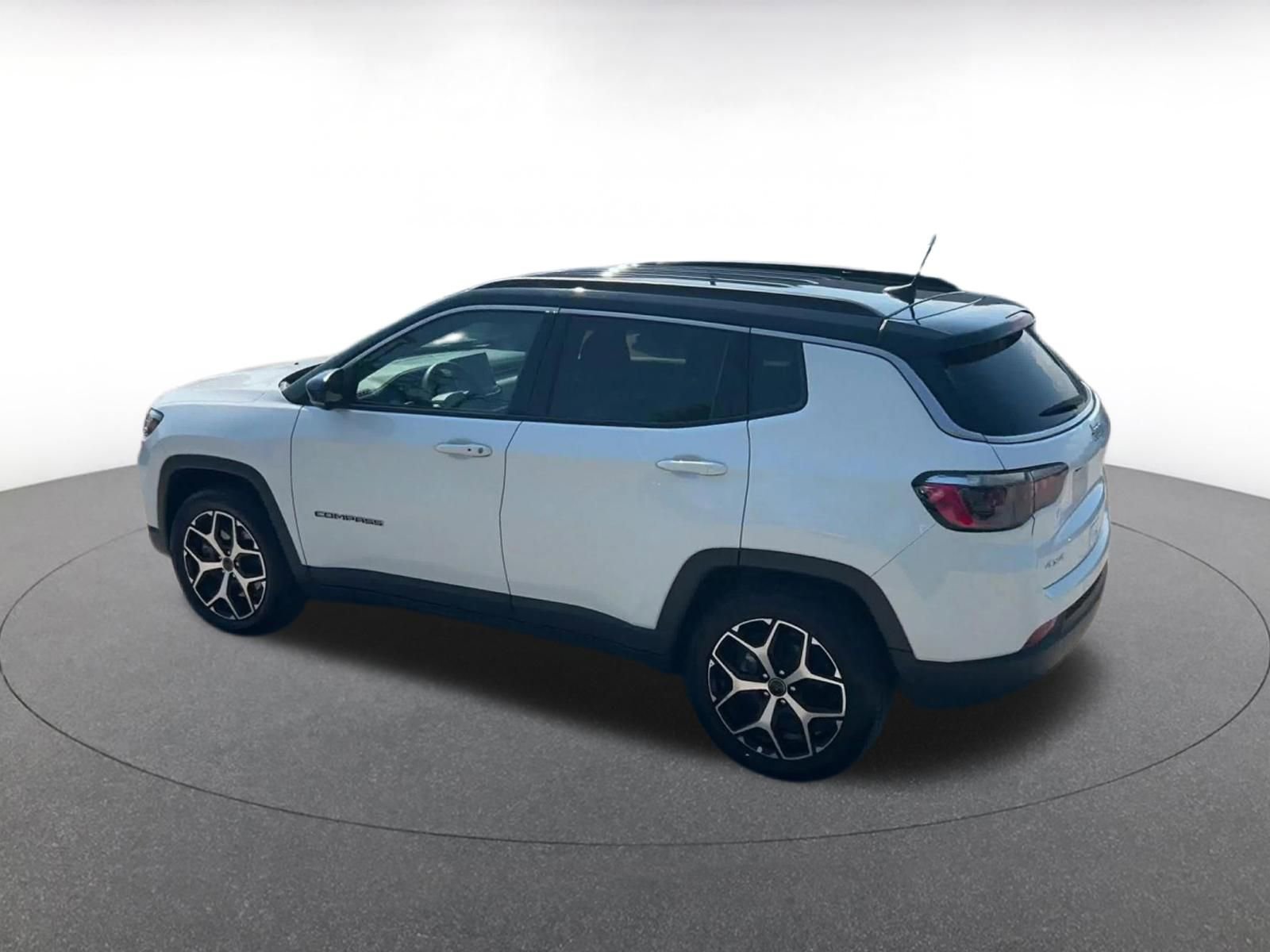 Used 2025 Jeep Compass Limited AWD/4WD image 10