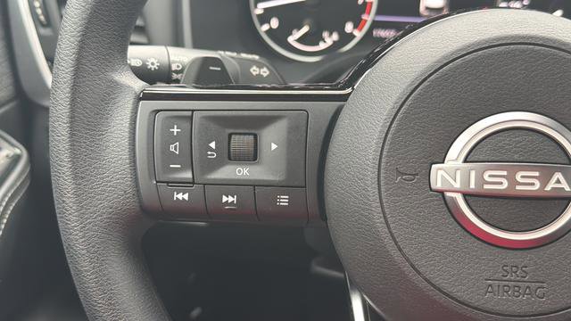 Used 2023 Nissan Rogue SV image 17