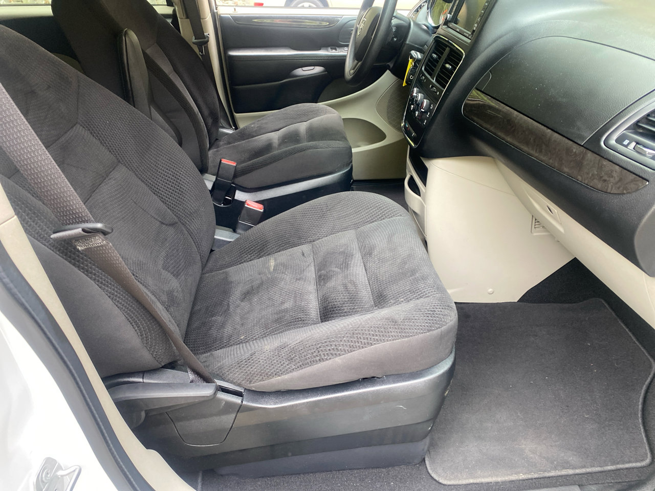 Used 2019 Dodge Grand Caravan SE w/ UConnect Hands-Free Group image 7