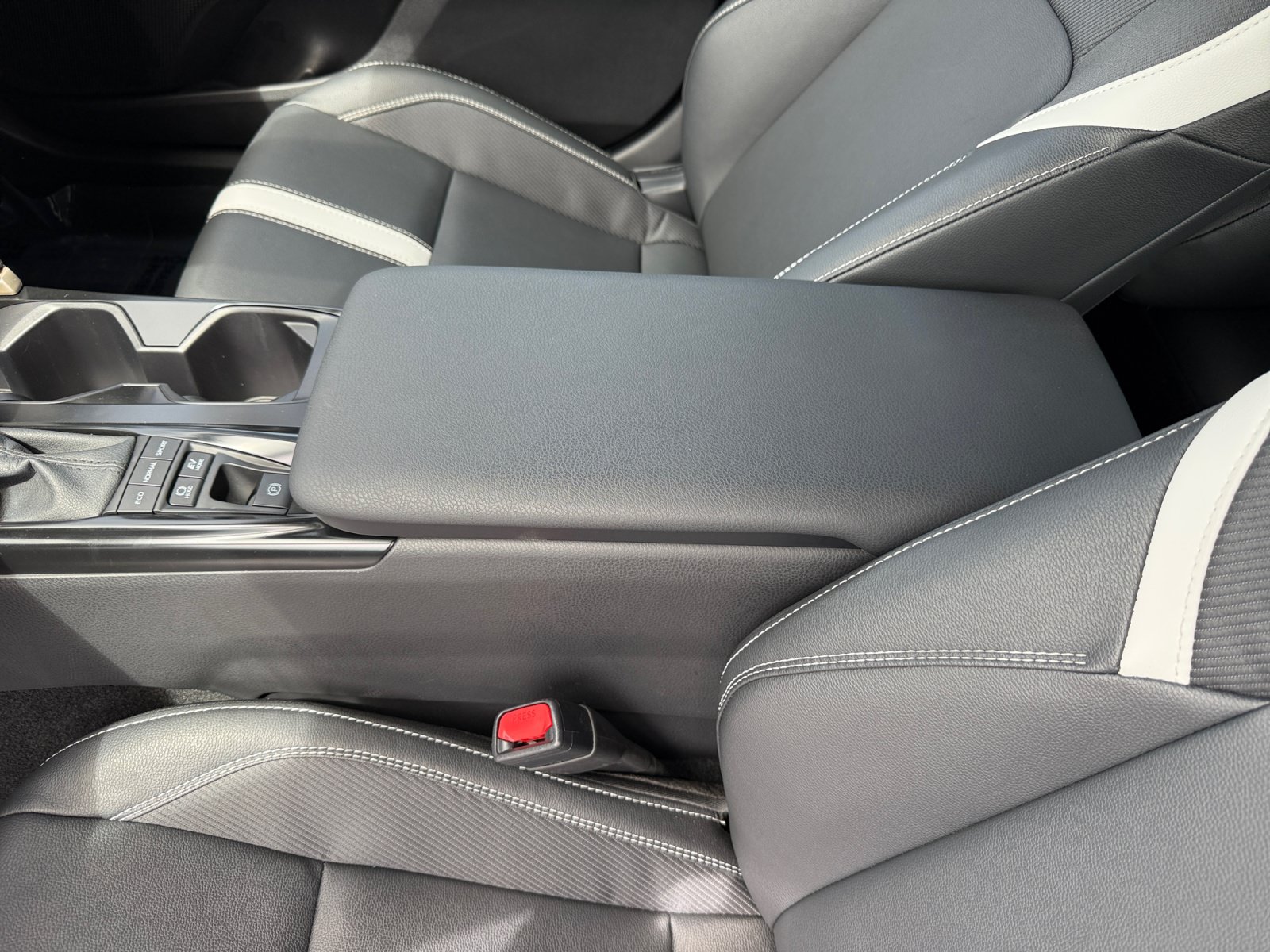 Used 2026 Toyota Camry Hybrid FWD image 14