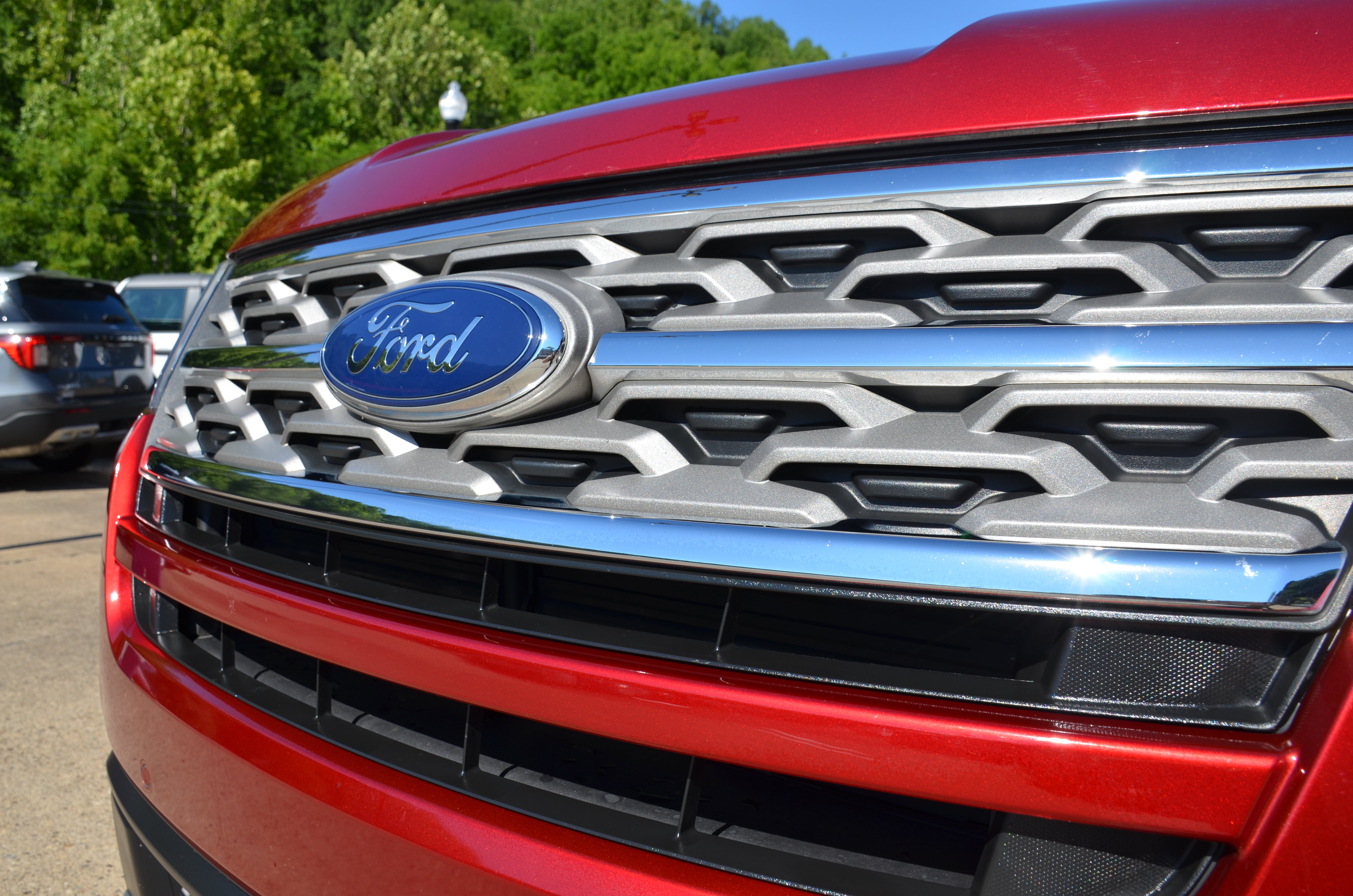 Used 2018 Ford Explorer XLT w/ Equipment Group 201A AWD/4WD image 9