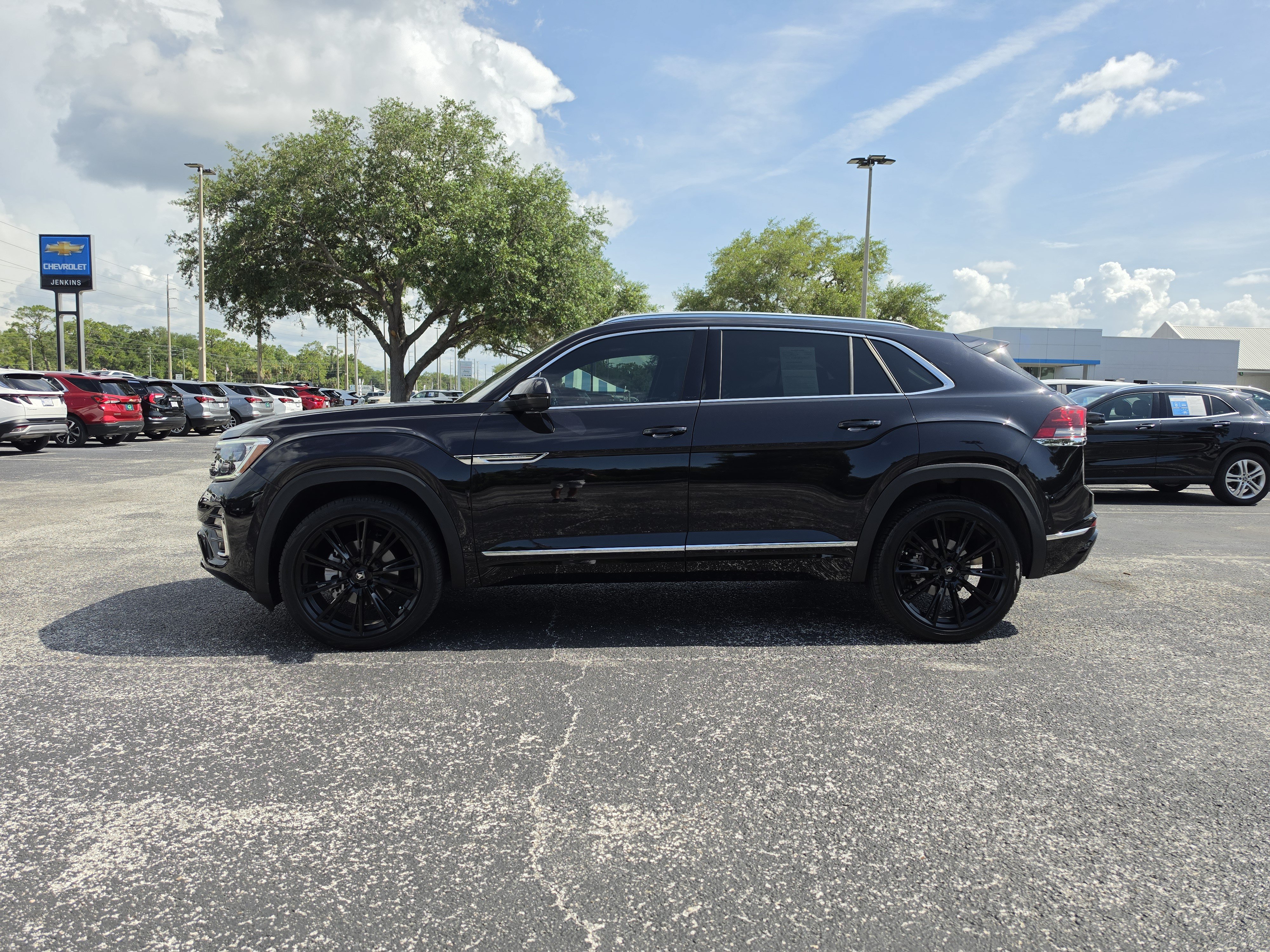 Used 2024 Volkswagen Atlas Cross Sport SEL Premium R-Line AWD/4WD image 9