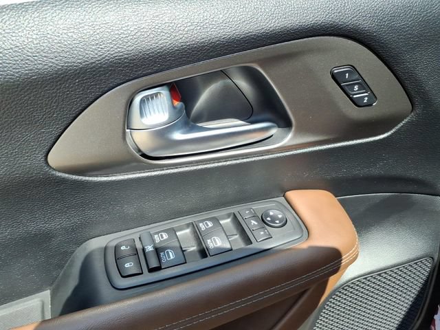 Used 2020 Chrysler Pacifica Limited w/ Advanced Safetytec Group FWD image 22