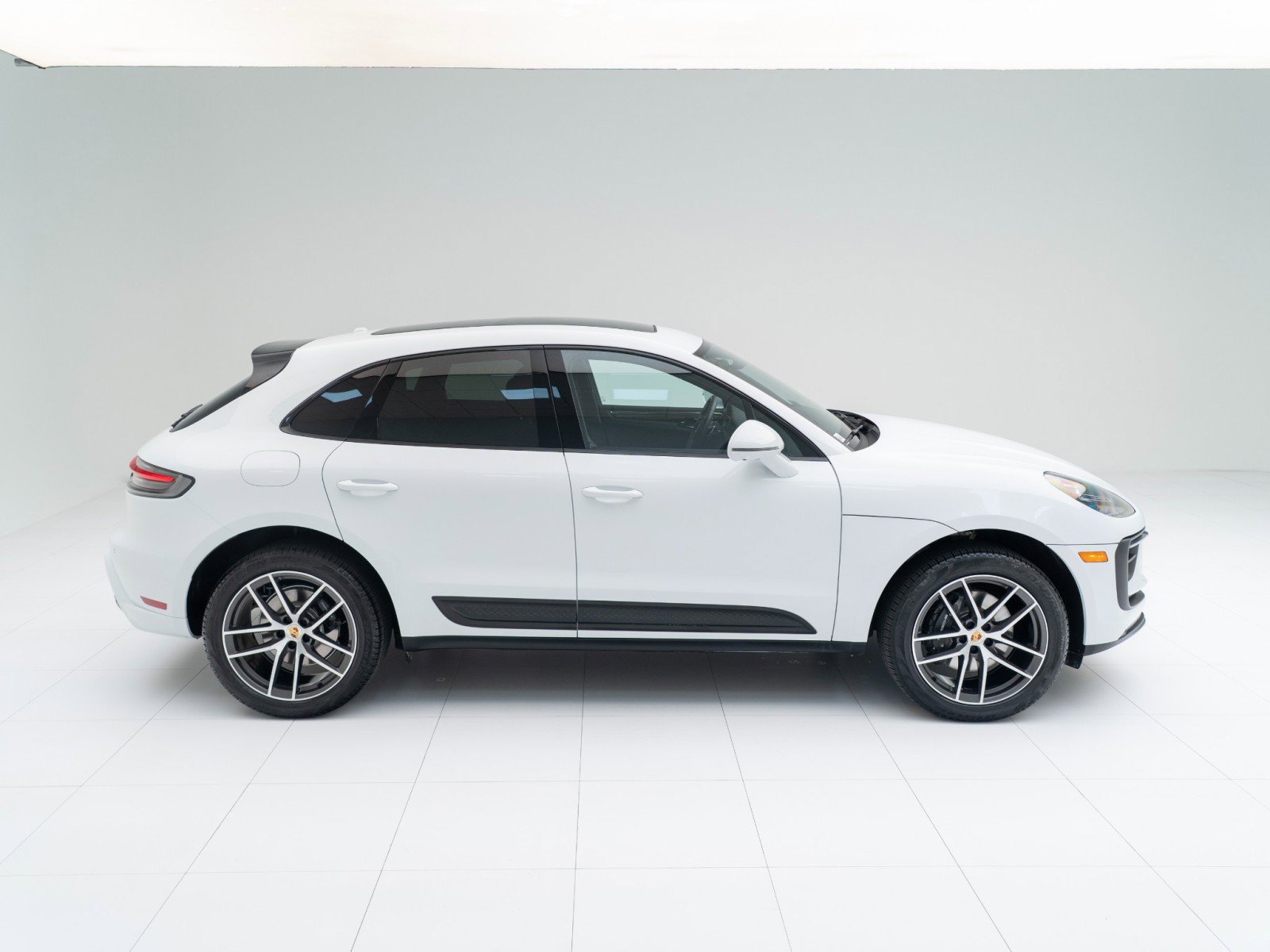Certified 2025 Porsche Macan AWD/4WD image 8