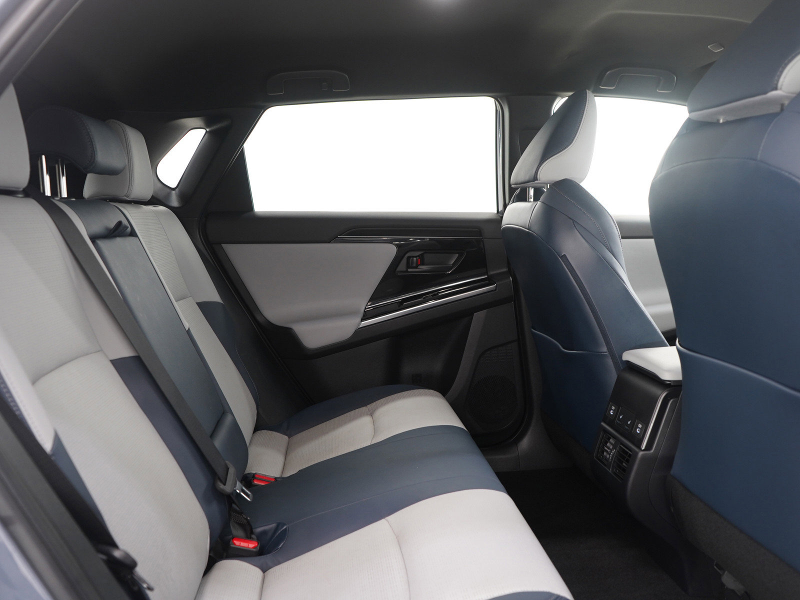 Used 2023 Subaru Solterra Limited image 14