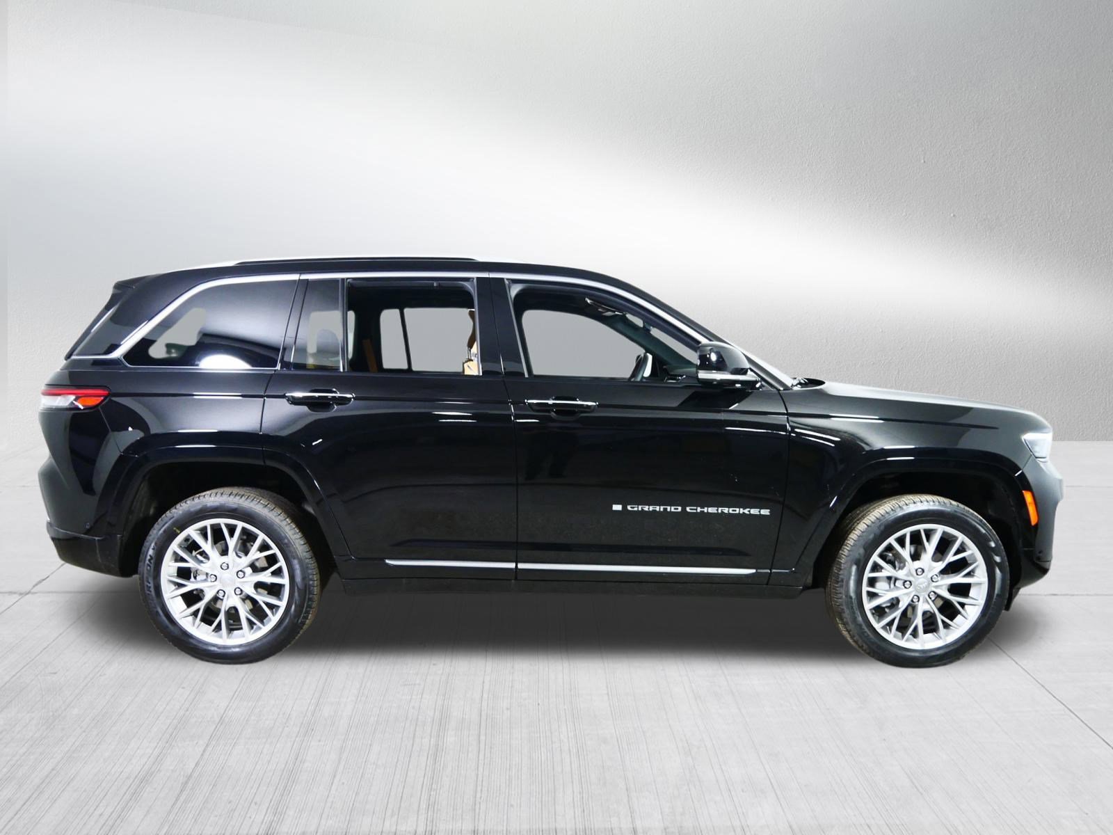 Used 2023 Jeep Grand Cherokee Summit w/ Luxury Tech Group V image 8