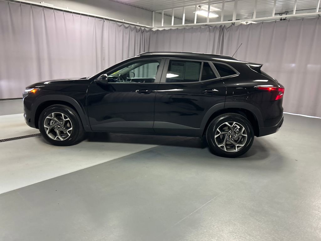 Used 2025 Chevrolet Trax LT w/ LT Convenience Package FWD image 4