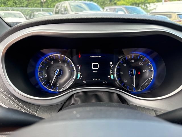 Used 2025 Chrysler Pacifica Limited FWD image 12