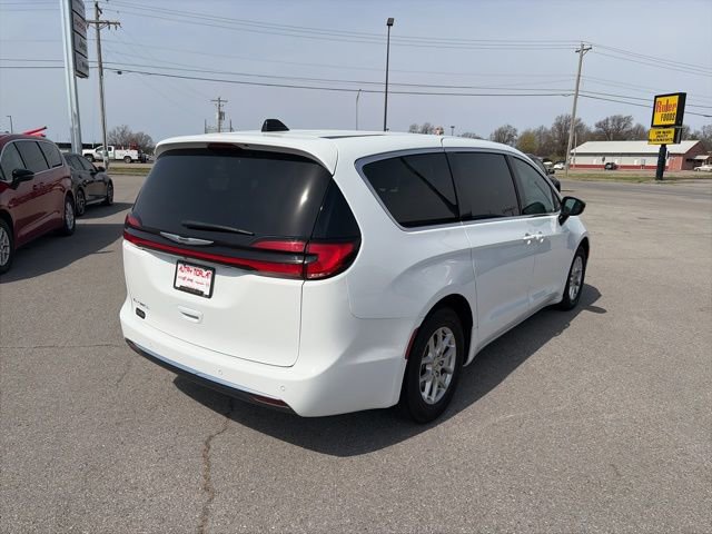 Used 2025 Chrysler Pacifica Select image 6
