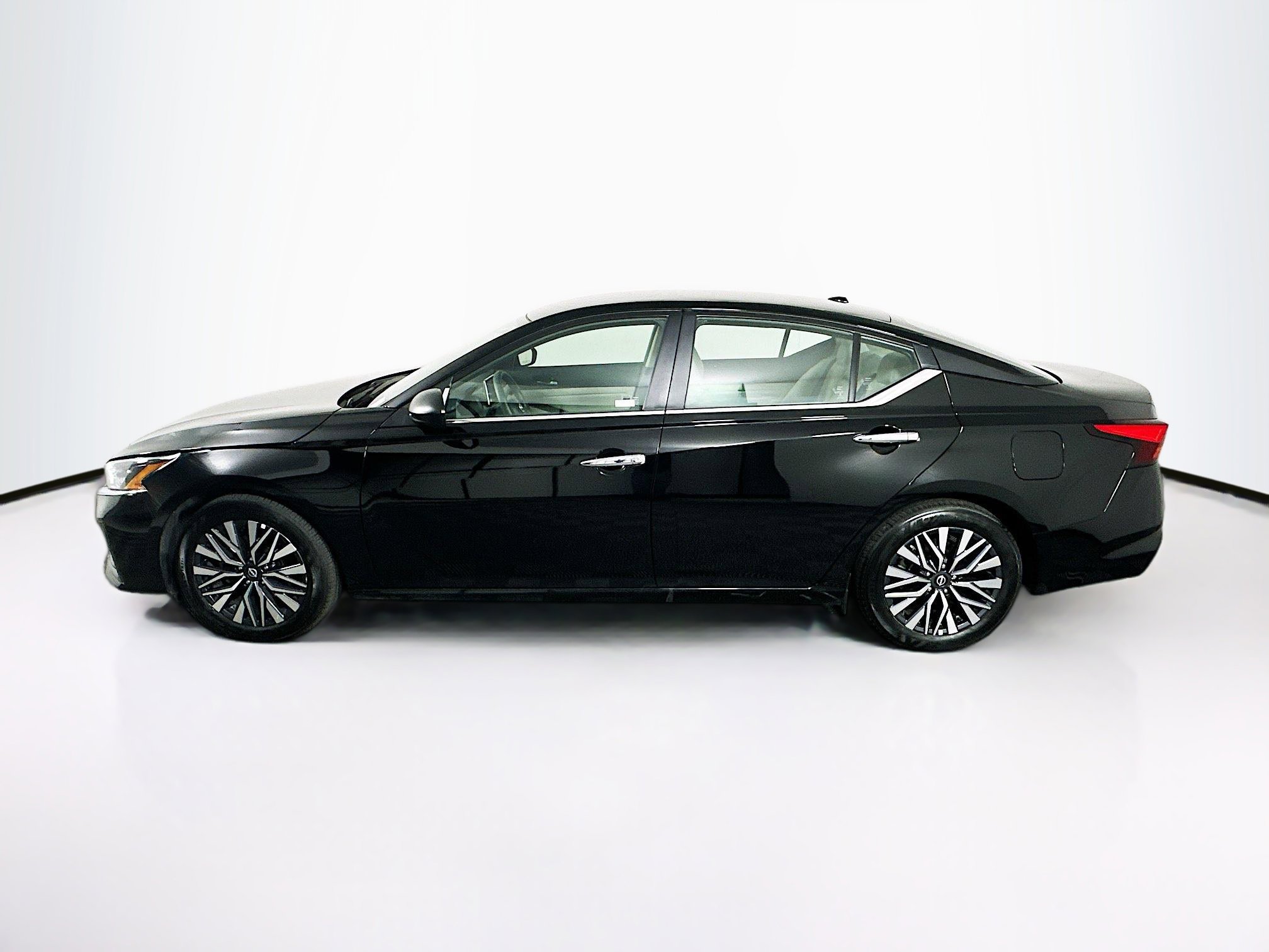 Used 2025 Nissan Altima 2.5 SV image 4