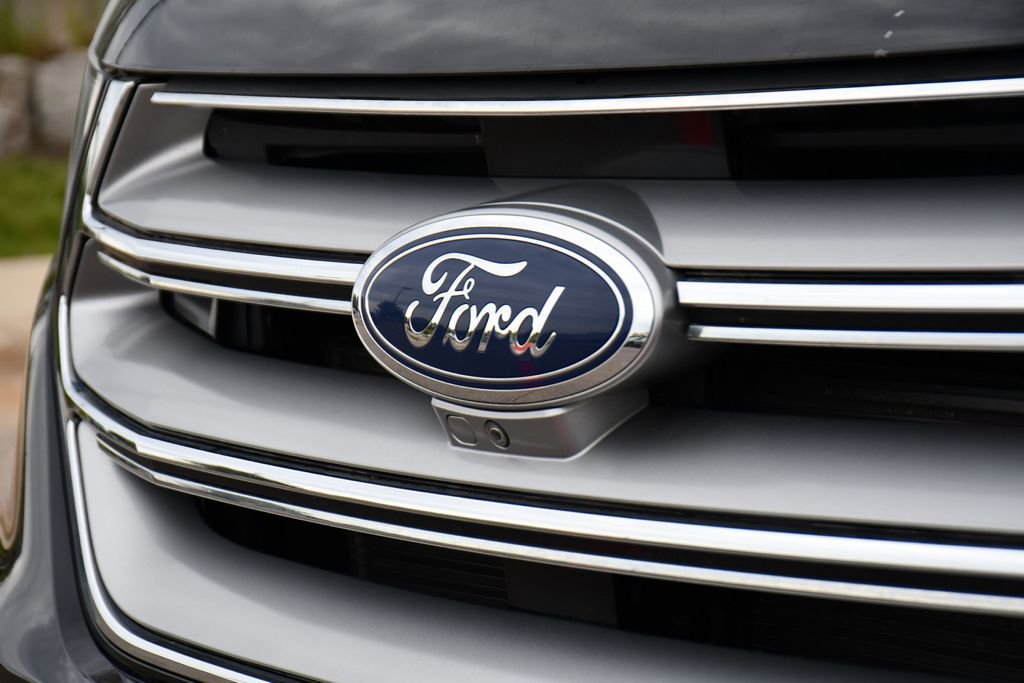 Used 2018 Ford Edge Titanium w/ Equipment Group 302A AWD/4WD image 38