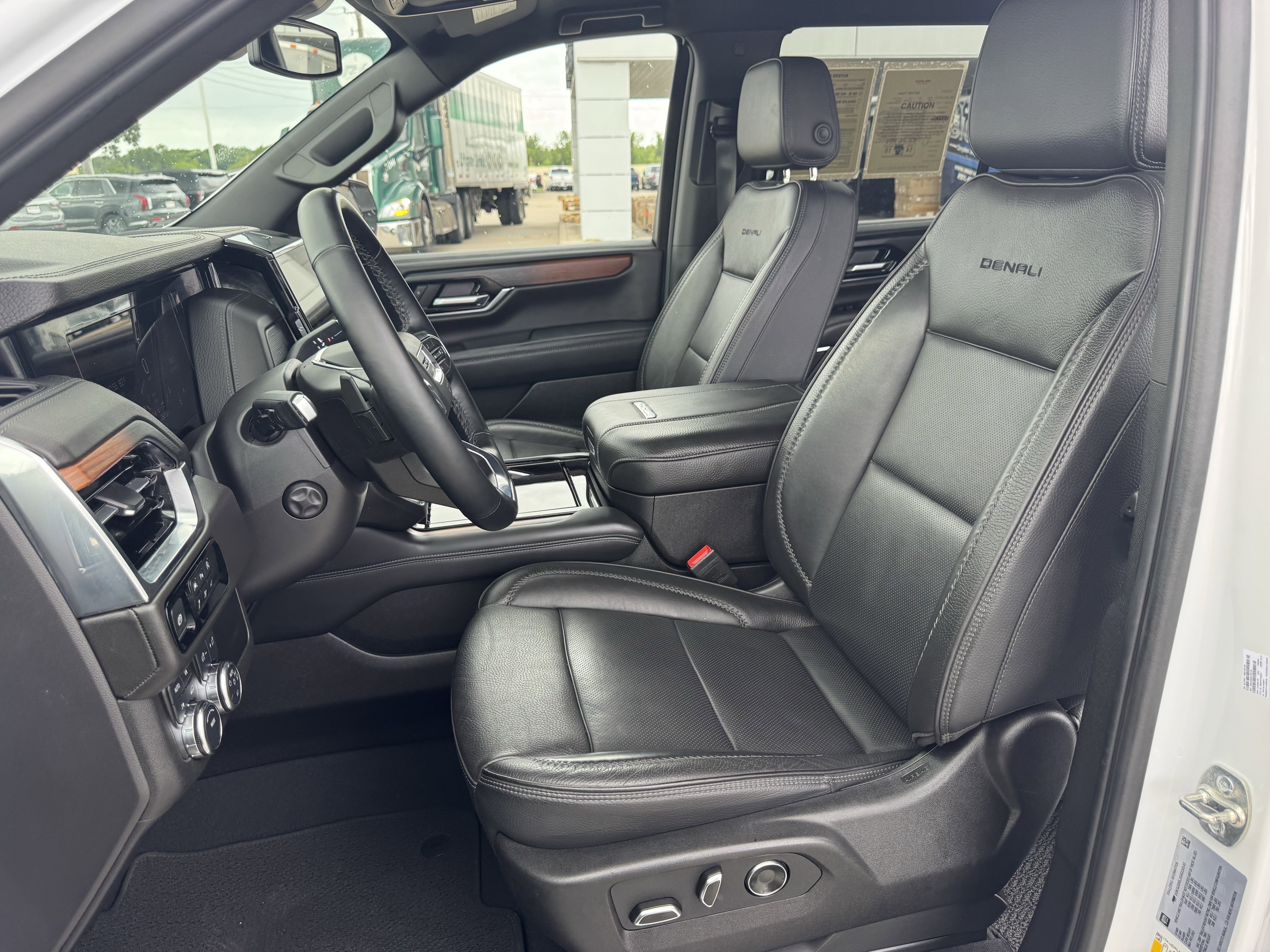 Used 2025 GMC Yukon Denali image 28