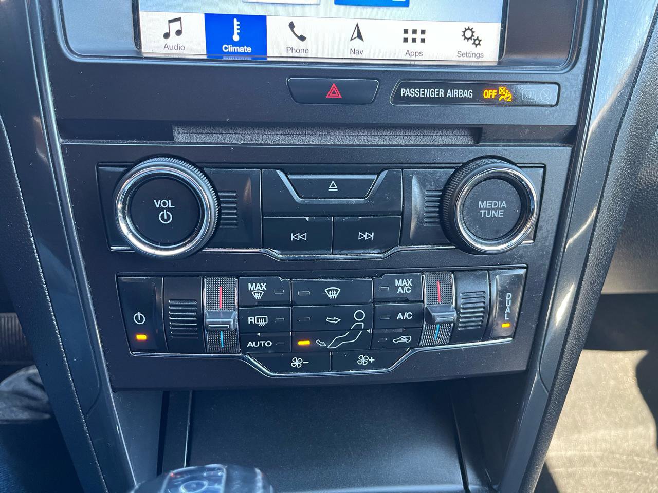 Used 2018 Ford Explorer XLT w/ Equipment Group 201A AWD/4WD image 19