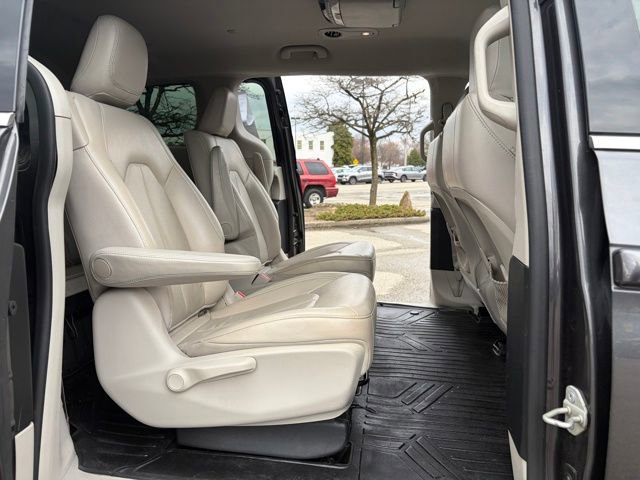 Used 2018 Chrysler Pacifica Touring-L image 11