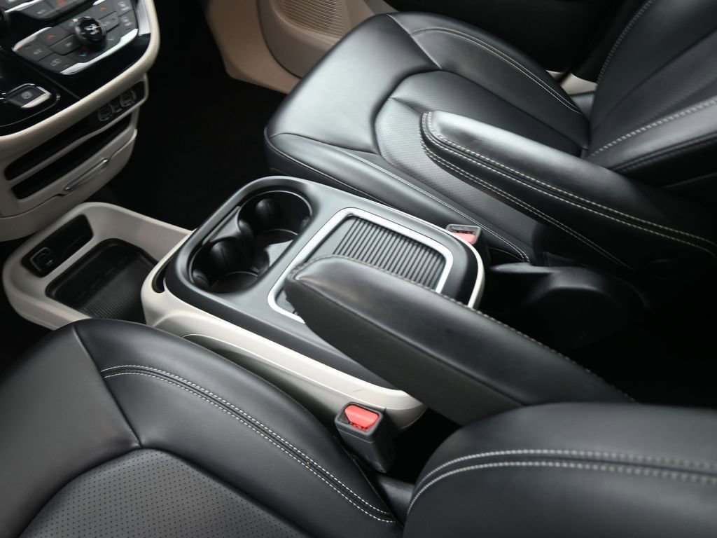 Used 2023 Chrysler Pacifica Touring-L image 9