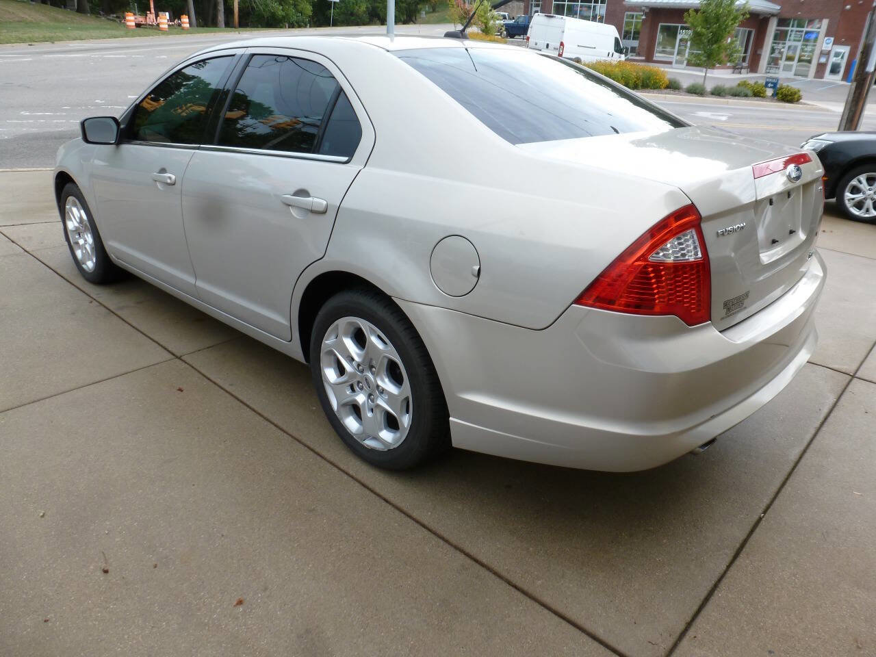 Used 2010 Ford Fusion SE FWD image 3