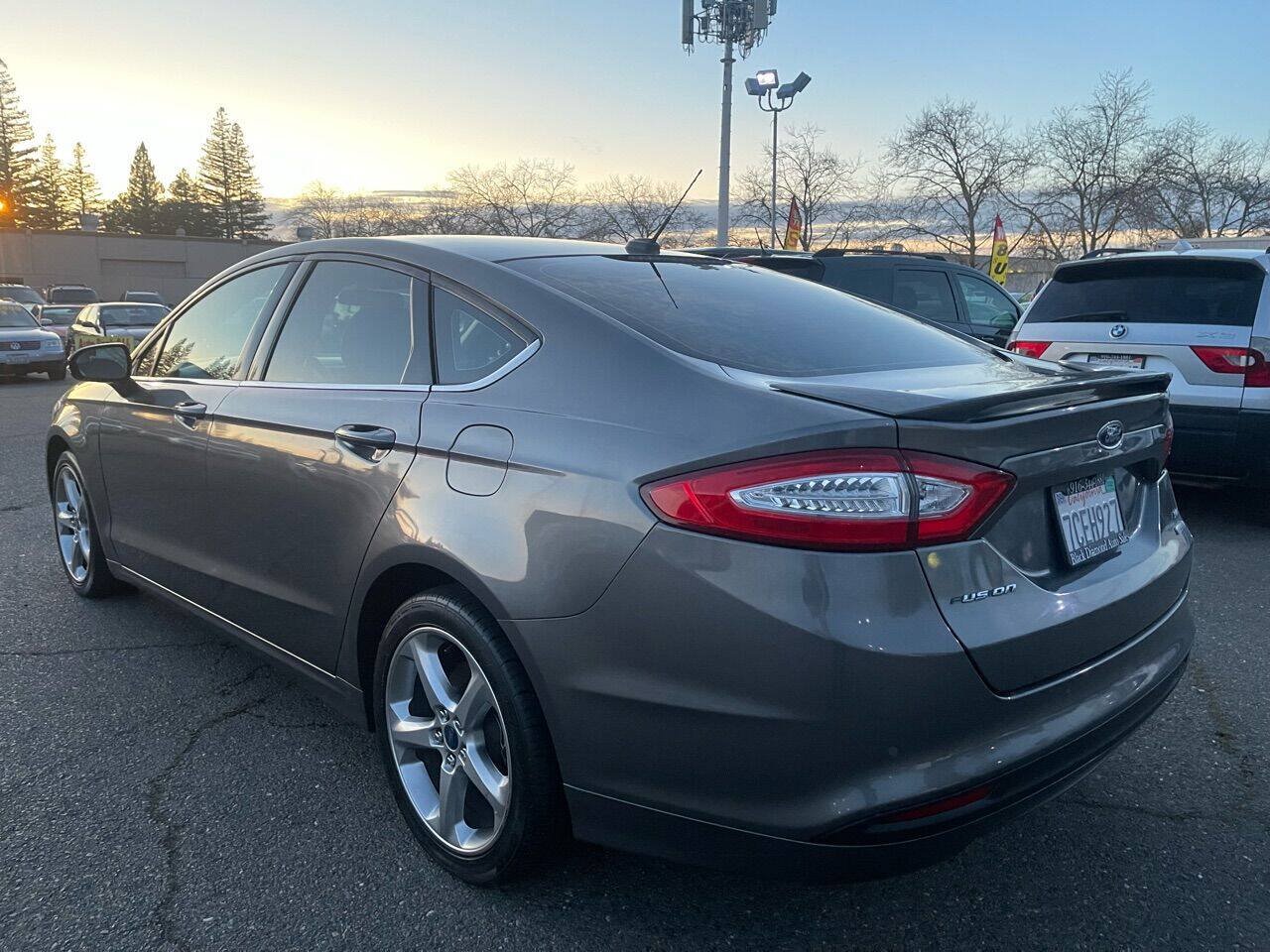 Used 2014 Ford Fusion SE FWD image 4