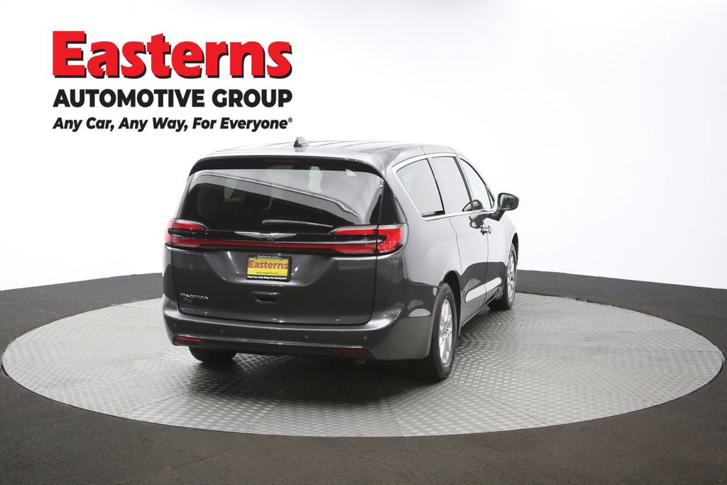 Used 2023 Chrysler Pacifica Touring-L image 40