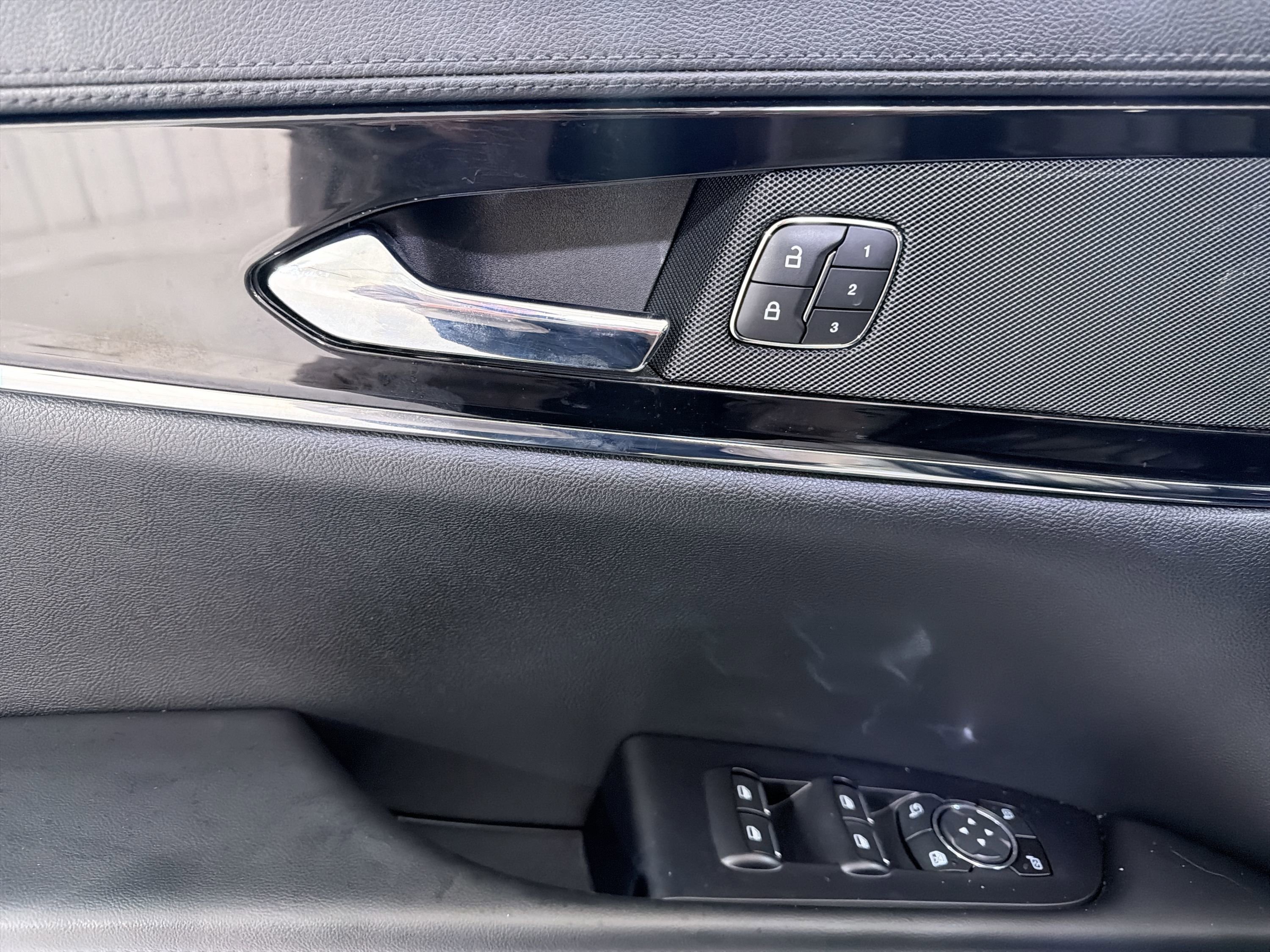 Used 2023 Lincoln Nautilus FWD w/ Premium Package image 12
