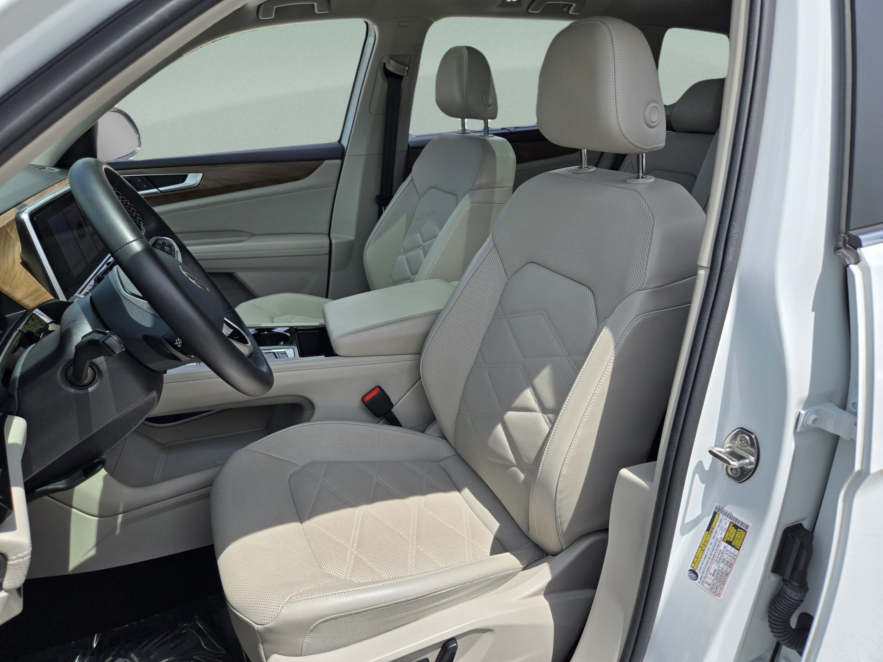 Used 2024 Volkswagen Atlas SE w/ Panoramic Sunroof Package AWD/4WD image 13