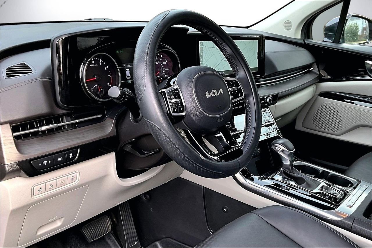 Used 2024 Kia Carnival EX image 19