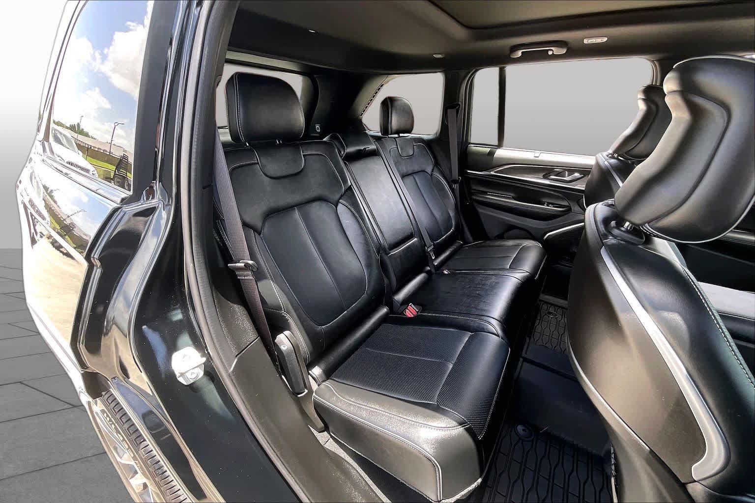 Used 2024 Jeep Grand Cherokee Overland w/ Luxury Tech Group IV AWD/4WD image 20