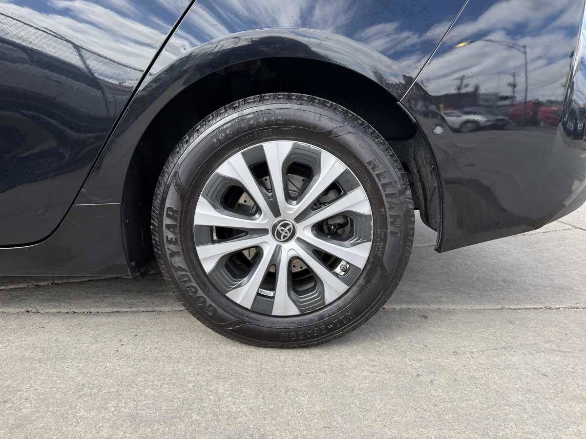 Used 2021 Toyota Prius XLE image 9