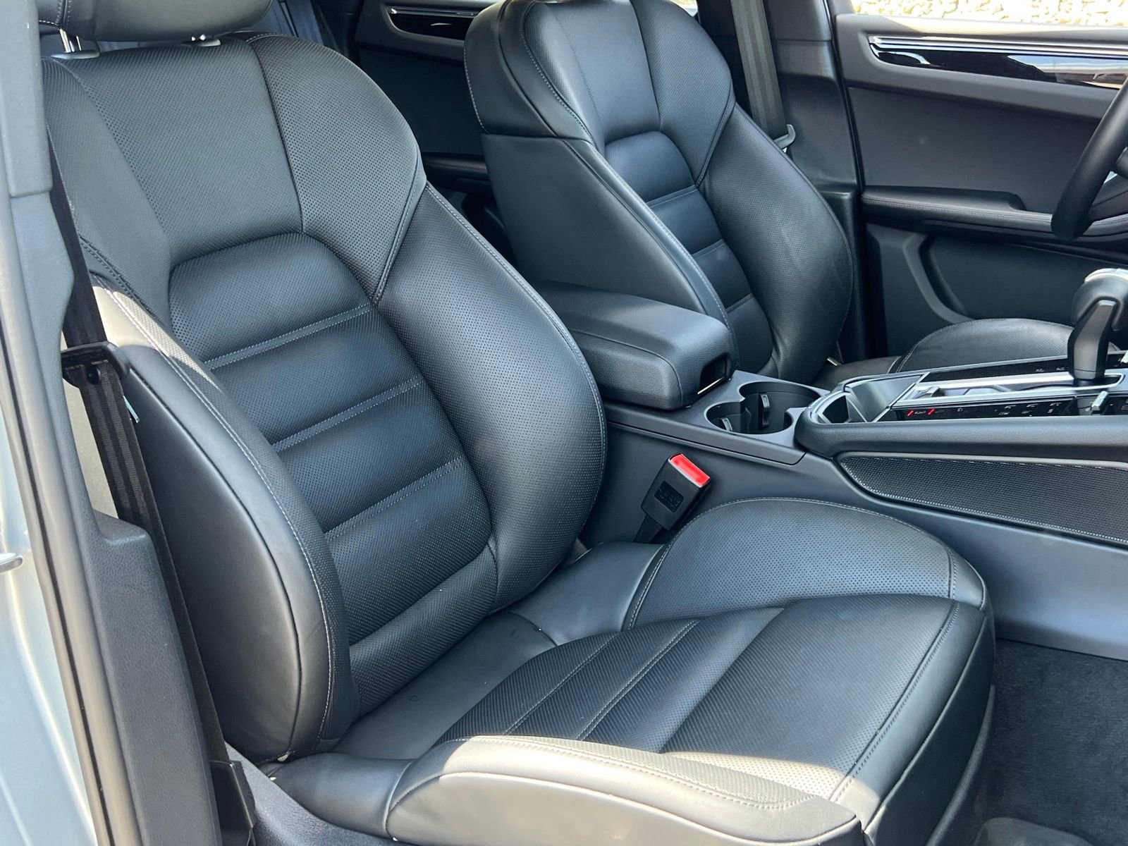 Certified 2025 Porsche Macan AWD/4WD image 17