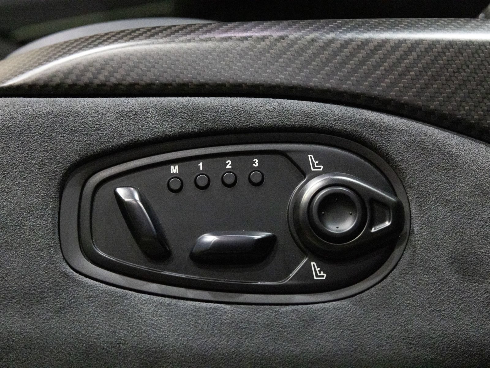 Used 2023 Aston Martin V8 Vantage Roadster RWD image 37