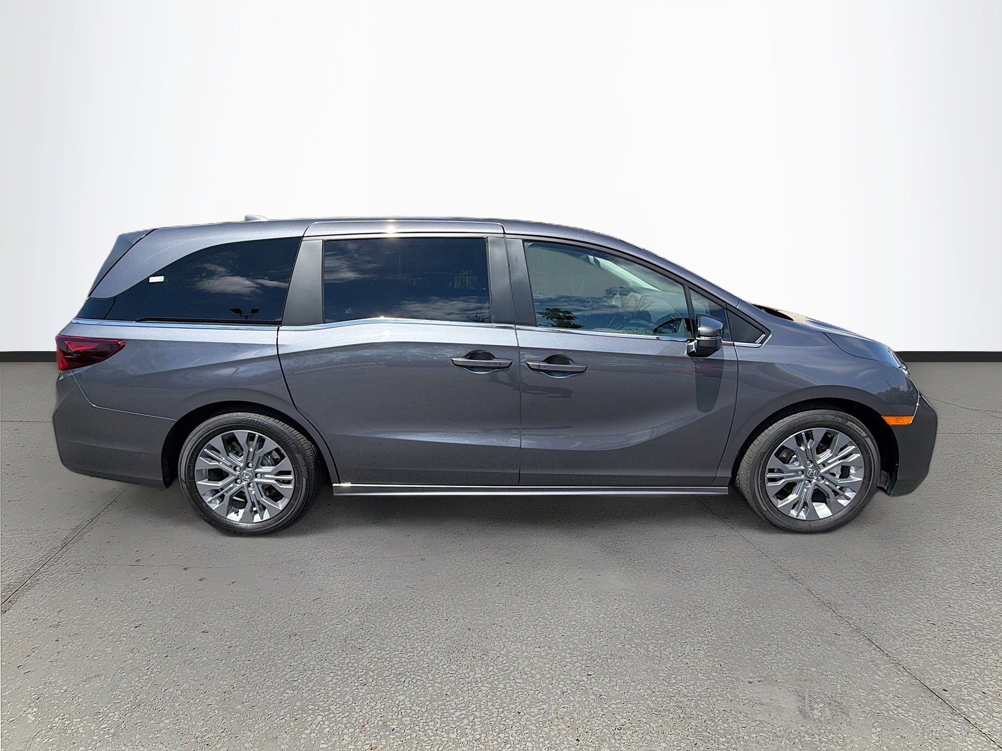 Used 2025 Honda Odyssey Touring image 2