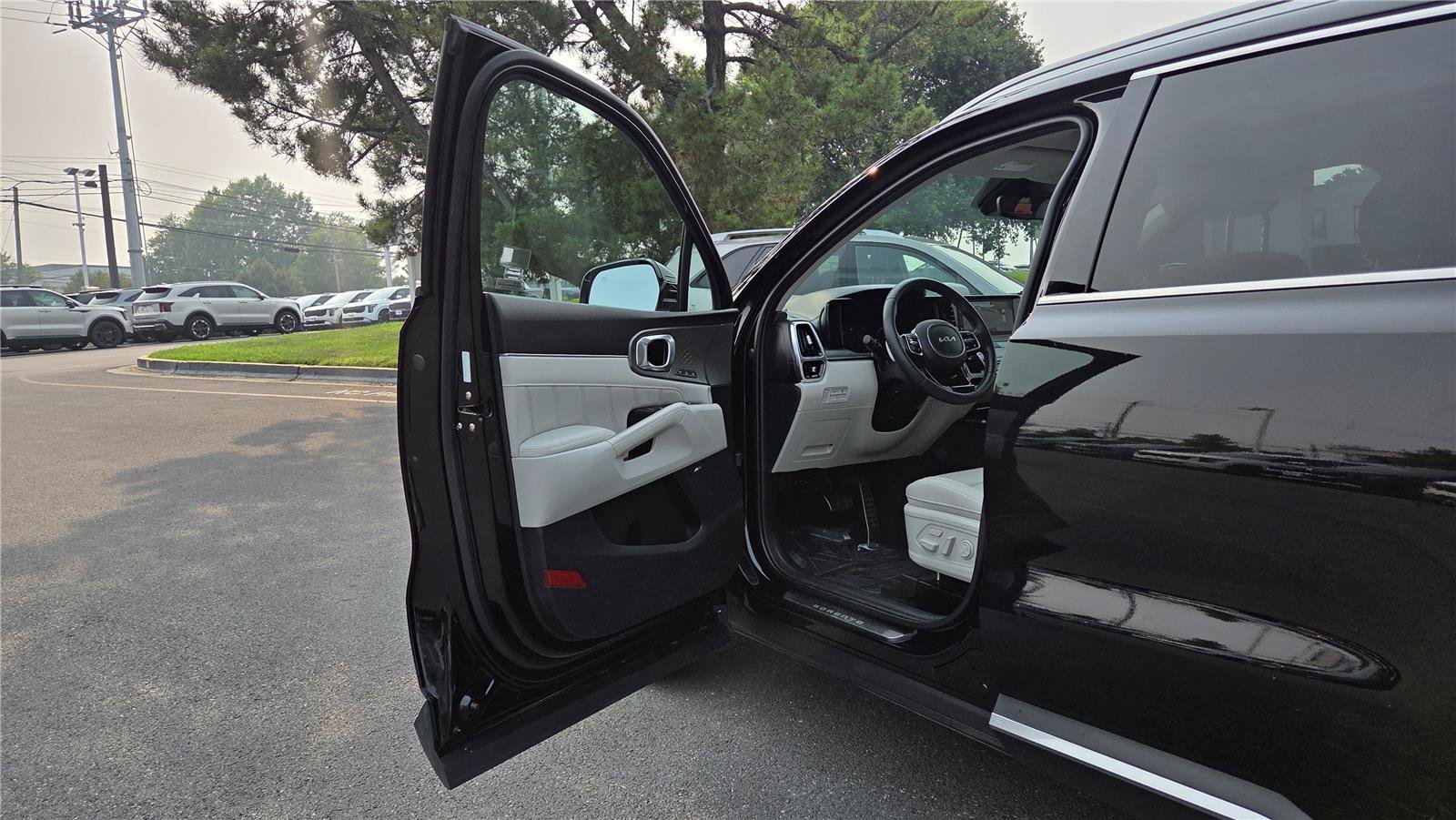 Certified 2023 Kia Sorento SX Prestige w/ Panoramic Sunroof Package AWD/4WD image 12