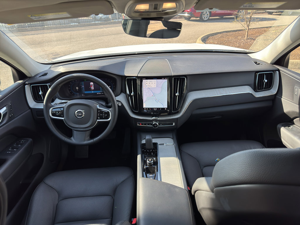 Used 2025 Volvo XC60 B5 Plus image 12