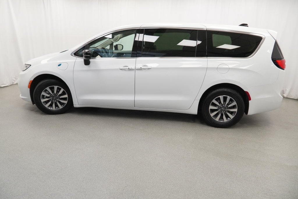 Used 2024 Chrysler Pacifica Limited FWD image 27